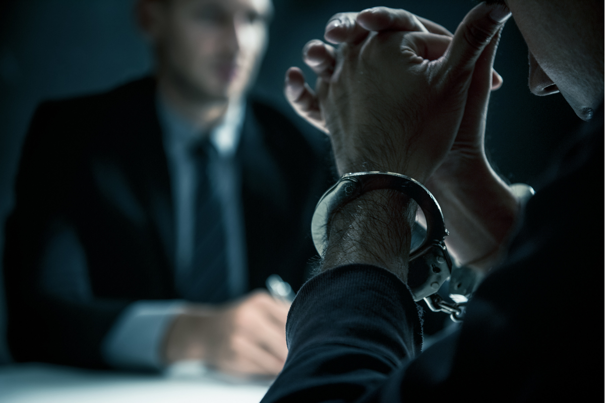 Persona detenida siendo asesorada por un abogado penalista